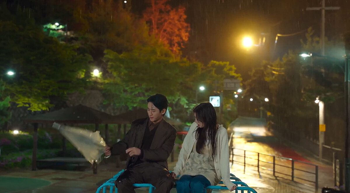 崔承效陪著裵石榴,故意把傘收起,讓裵石榴好好哭一場