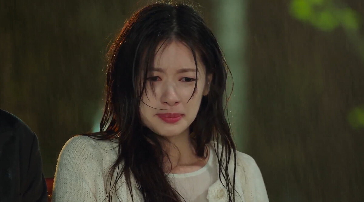 裵石榴再也裝不下去,趁著大雨嚎啕大哭