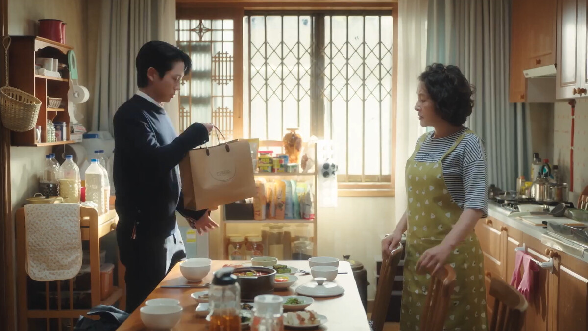 崔承效一早來蹭飯,其實是來看裵媽氣消了沒,特別帶了暖胃的南瓜粥給裵媽