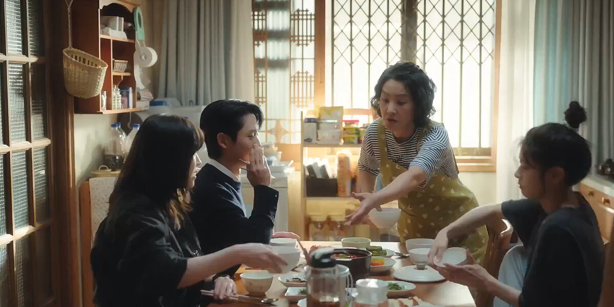 和崔承效一起蹭飯的還有鄭元音(左一,金智恩飾),是裵媽另一親女兒,人人有飯吃,就裵石榴空著碗