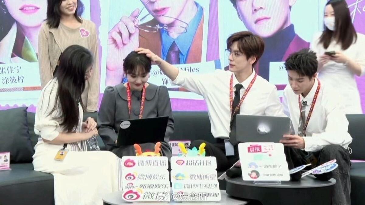 魏哲銘「摸頭殺」大方放閃，張佳寧卻害羞到低頭。