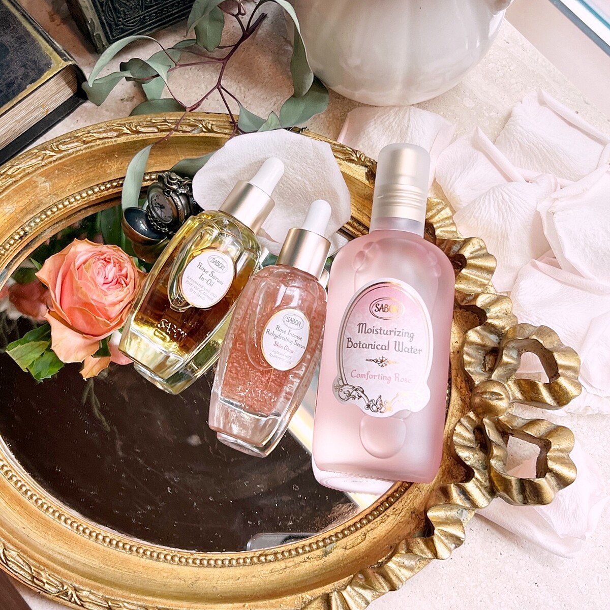 SABON大馬士革玫瑰光燦系列的大馬士革玫瑰有機光燦活膚水、大馬士革玫瑰光透精華液、大馬士革玫瑰有機光燦精華油。