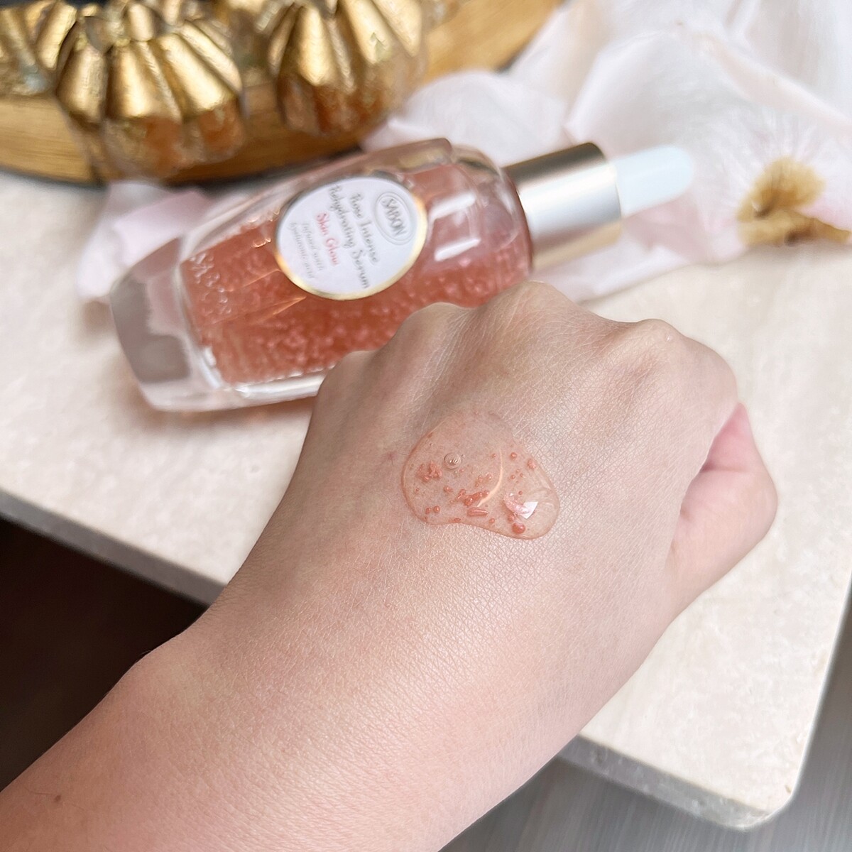 SABON大馬士革玫瑰光透精華液質地示意。