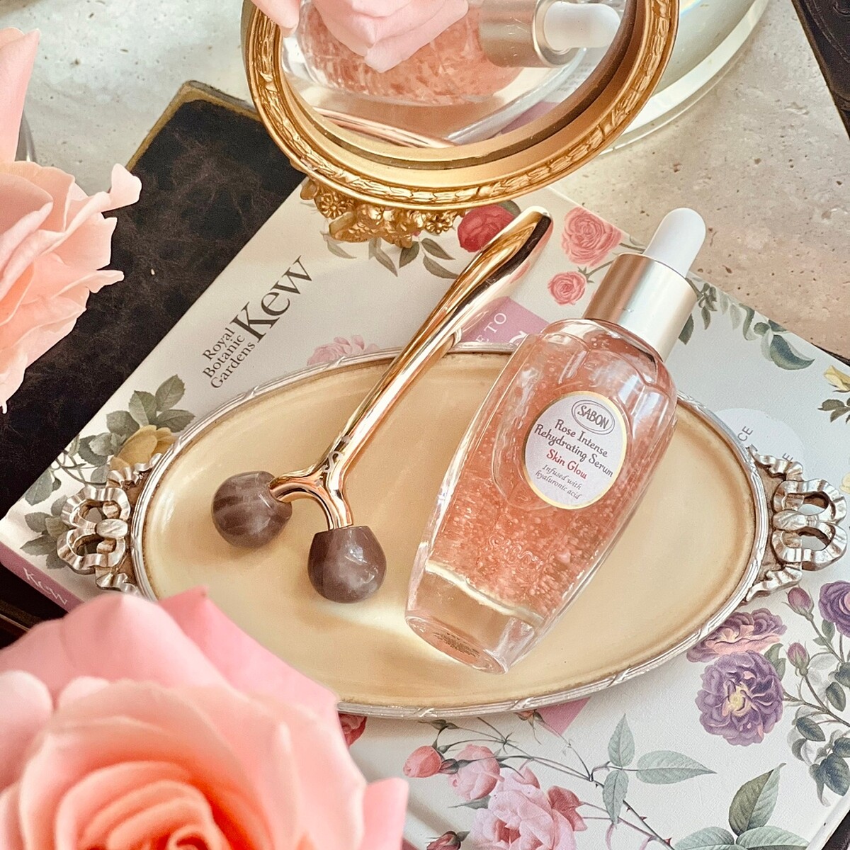 SABON大馬士革玫瑰光透精華液與臉部水晶按摩滾輪。