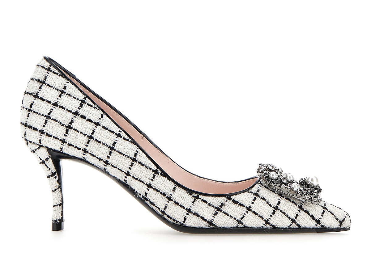 黑白格紋花呢珍珠花鑽高跟鞋，NT$81,200。