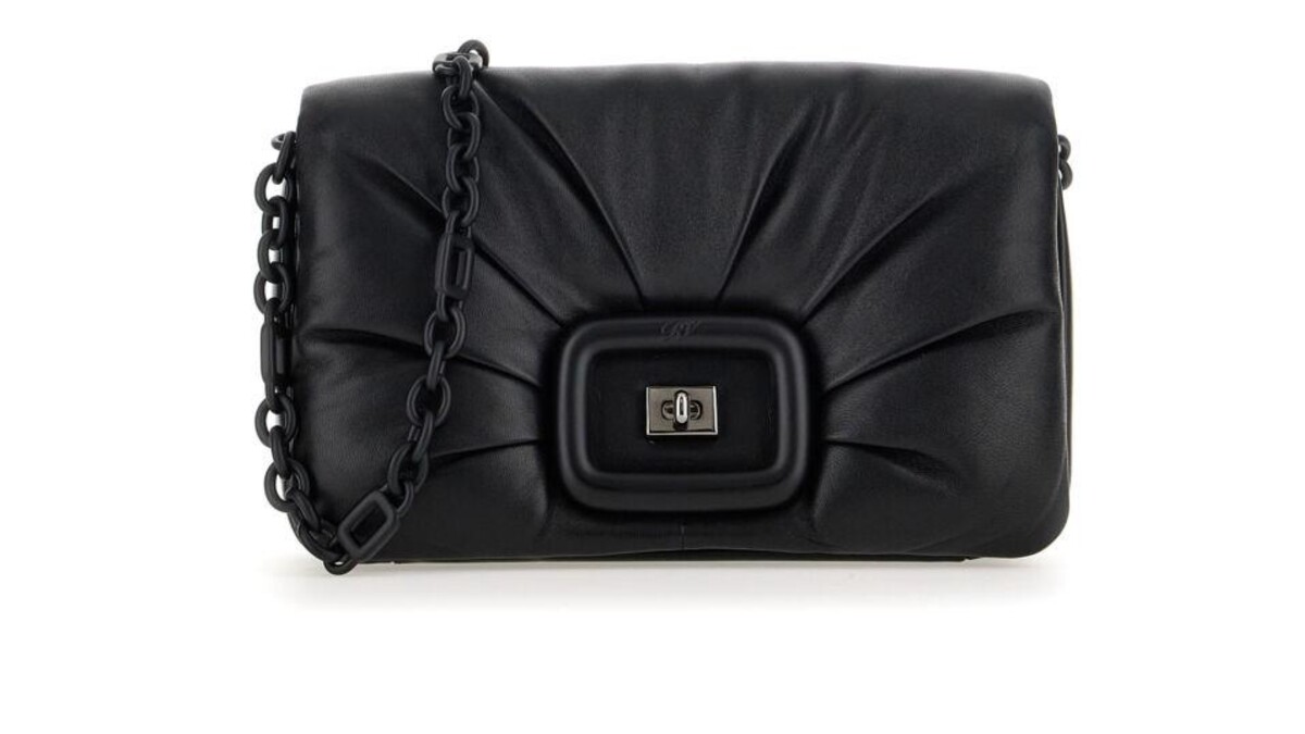 Viv Choc 黑色霧黑扣泡芙包，NT$143,000。