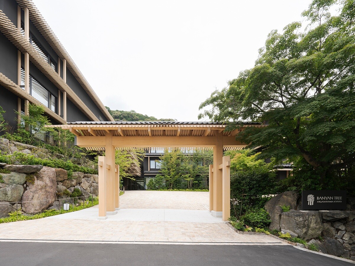 酒店位於東山區，鄰近許多知名景點。