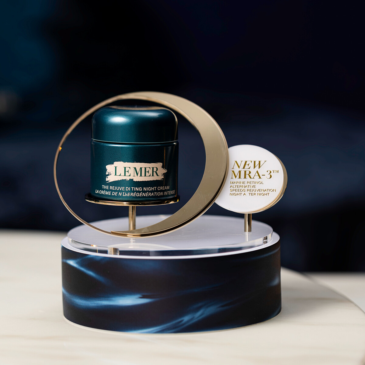 LA MER海洋拉娜醇萃活膚晚霜情境圖。