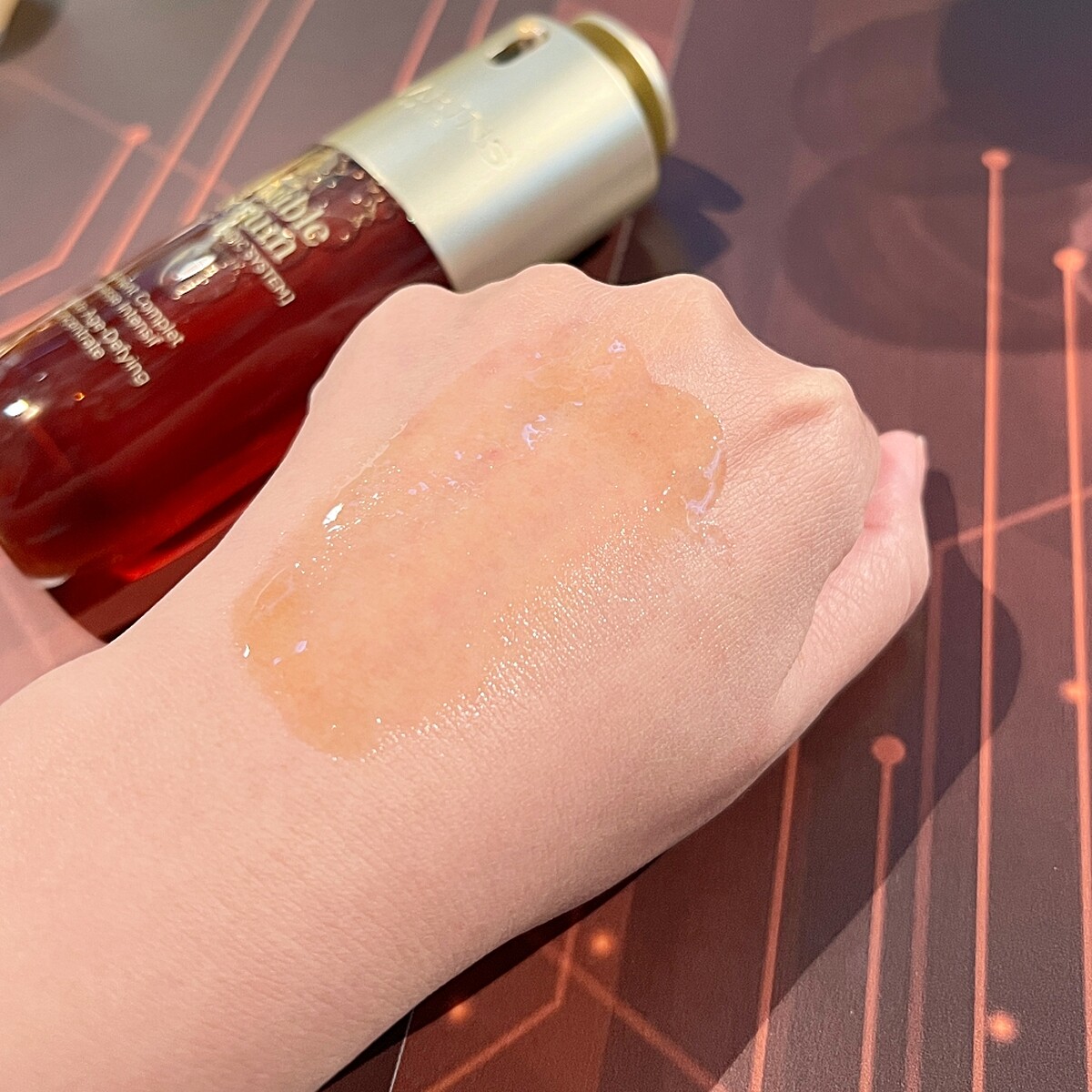 克蘭詩黃金雙萃精華質地。