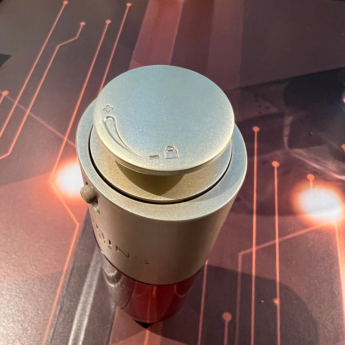 克蘭詩黃金雙萃精華的黃金轉轉鈕。