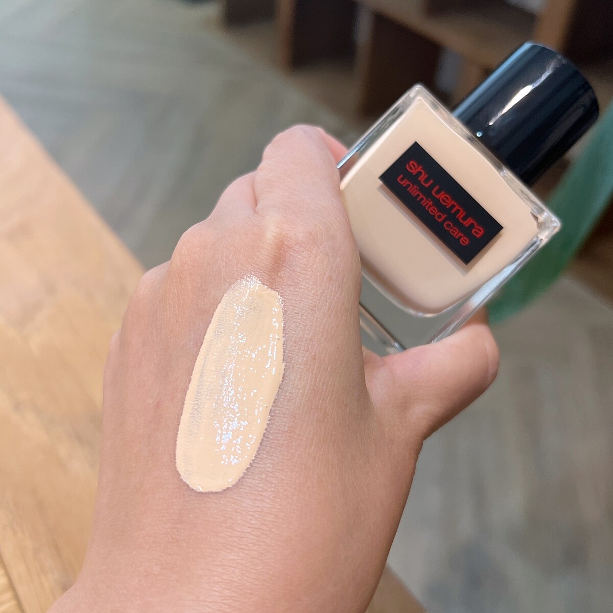 shu uemura植村秀無極限裸光精萃粉底質地示意。