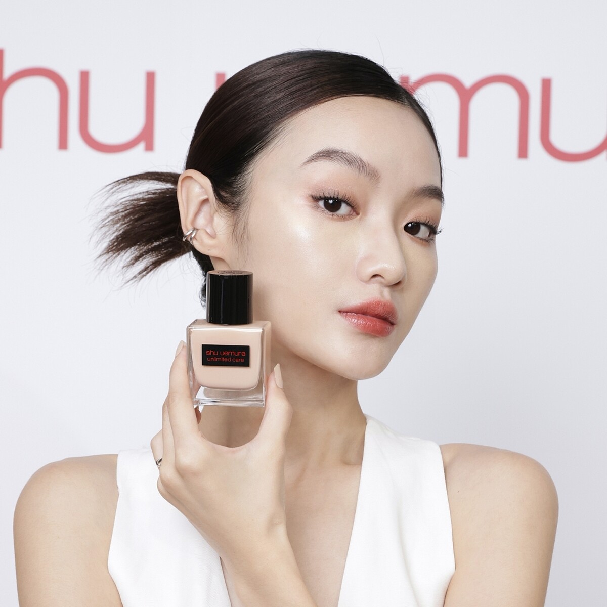 shu uemura植村秀無極限裸光精萃粉底,模特兒示範妝感。20色,NT2,300