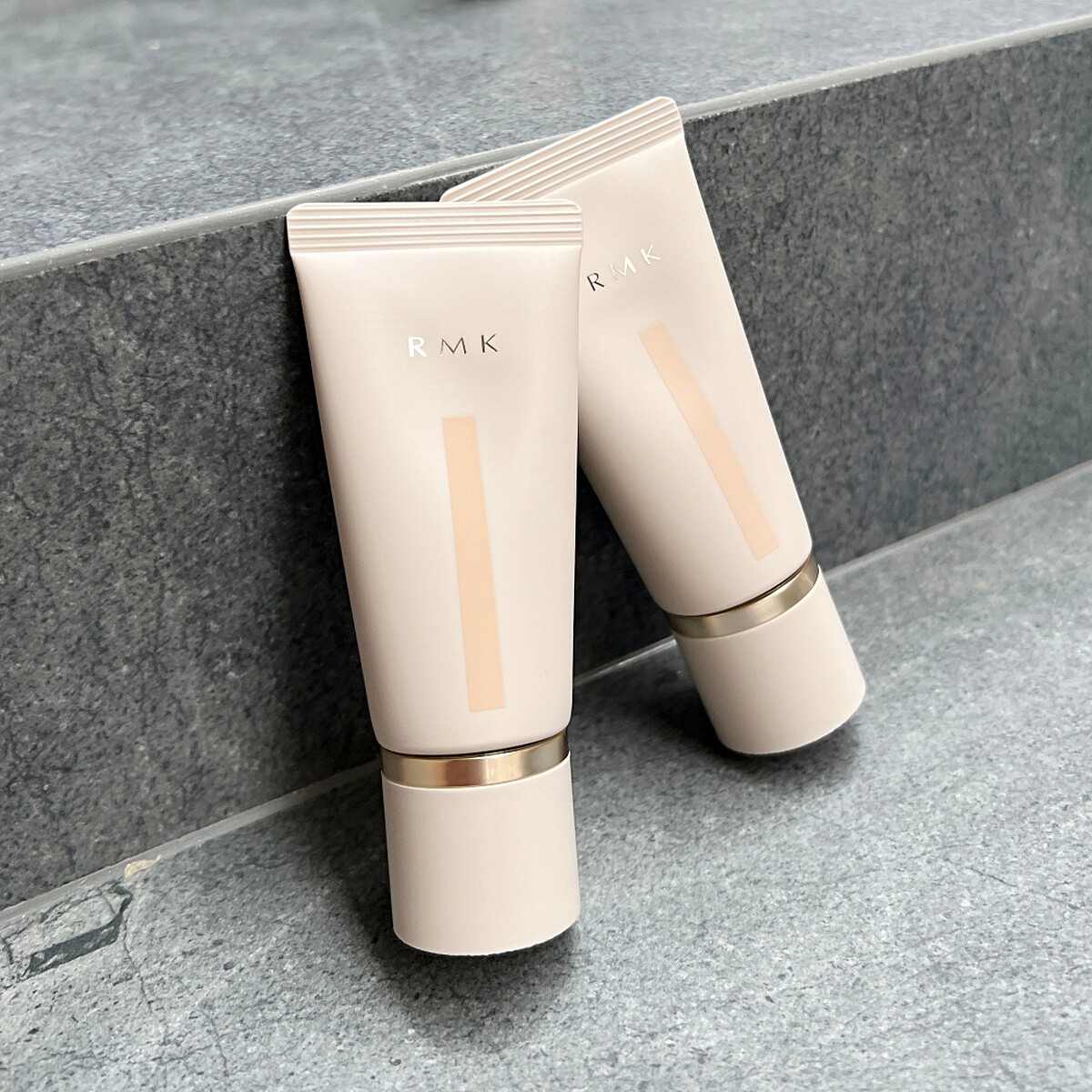 RMK水潤光彩粉霜SPF18/PA++(全9色)30g,NT2,200(#103與#105為 SPF20/PA++、#104為SPF22/PA++)