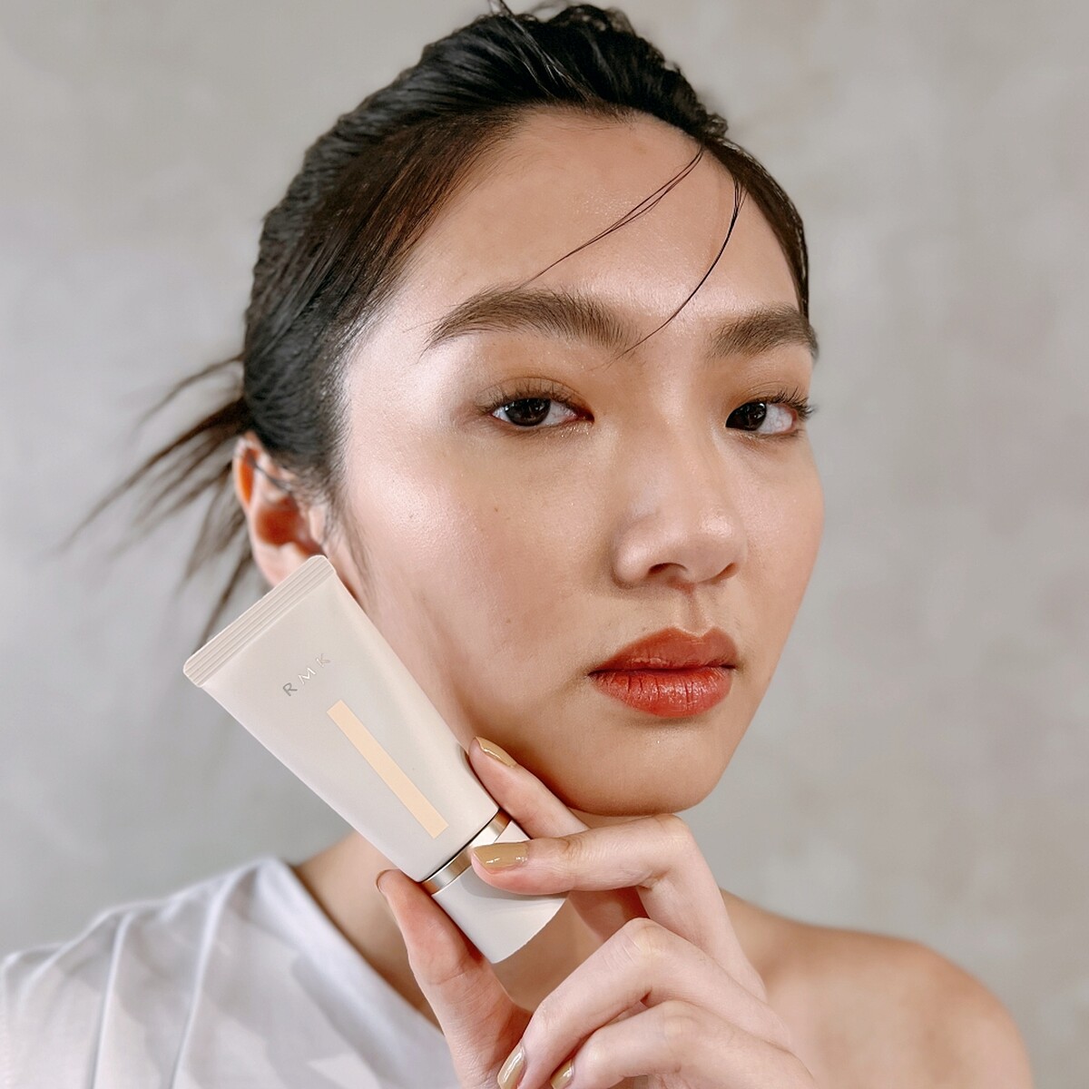 RMK水潤光彩粉霜,模特兒實擦示範。