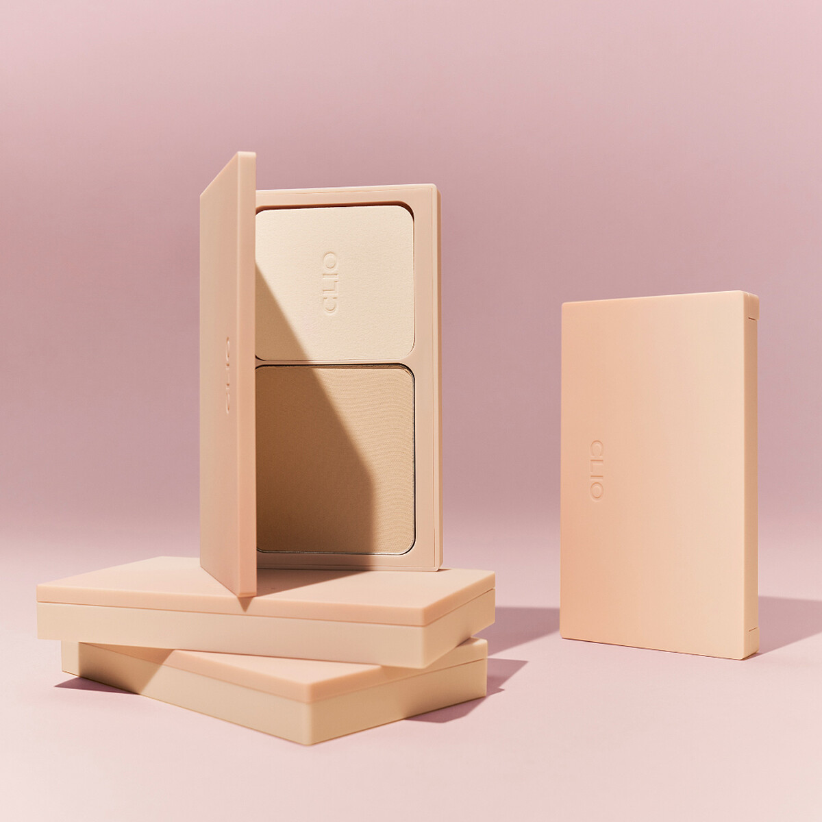 CLIO珂莉奧恆久輕感柔霧粉餅產品情境。