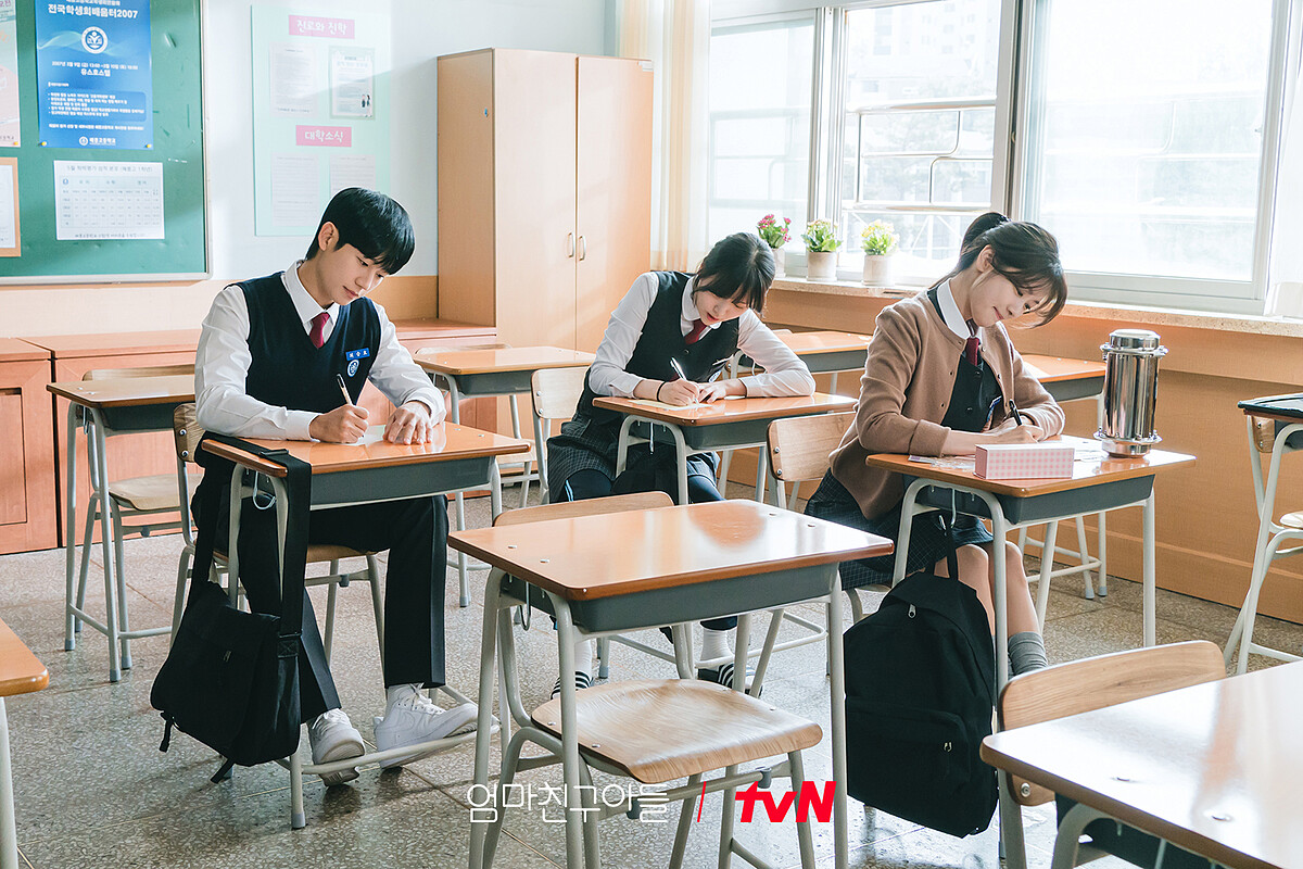 三個死黨各自寫下未來信,約好十年後才能挖出時空膠囊