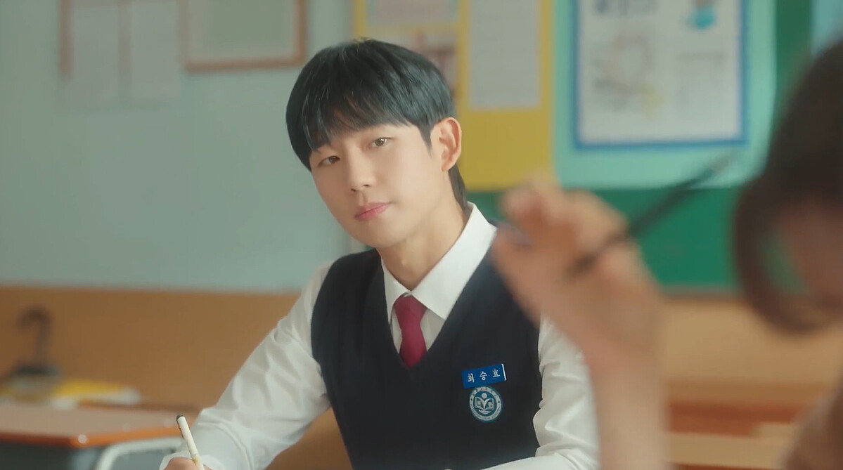 崔承效看著裵石榴的背影寫下未來信