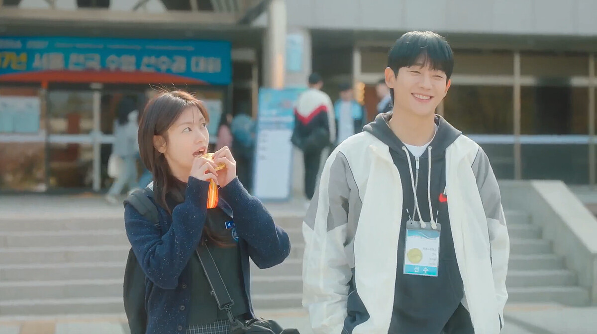 裵石榴想要咬金牌試試真金與否