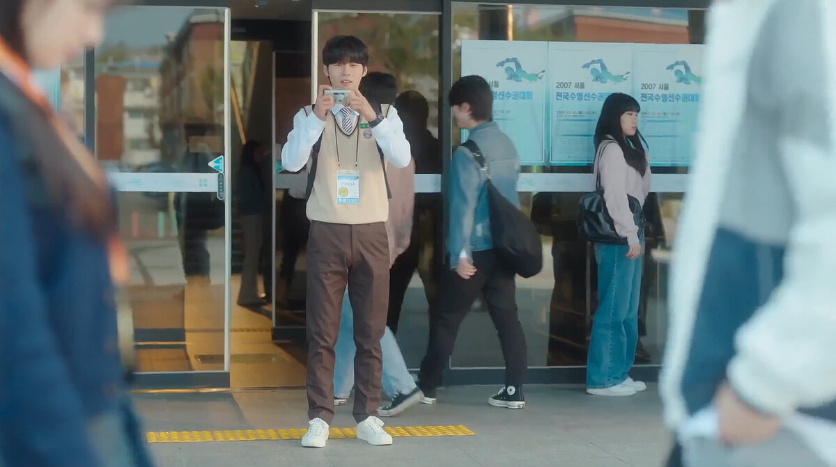 採訪崔承效的姜專浩(中)高中就知道崔的豐功偉業