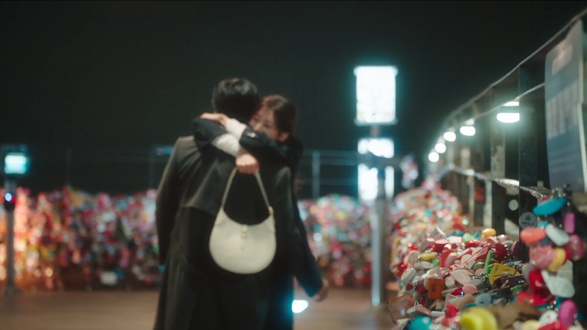 裵石榴還像小時候一樣,開心就抱崔承效,不高興就搥崔承效