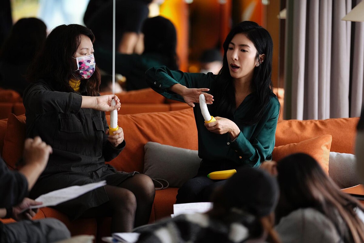 《今夜一起為愛鼓掌》楊謹華與顧問性治療師對談吸取經驗，老師拿「香蕉GG」示範害羞到爆。