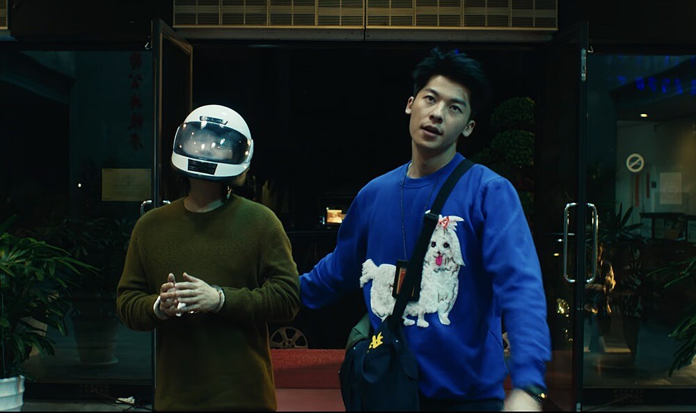 被迫換上瑪爾濟斯 T 的吳明翰一臉正經,顯得荒謬。