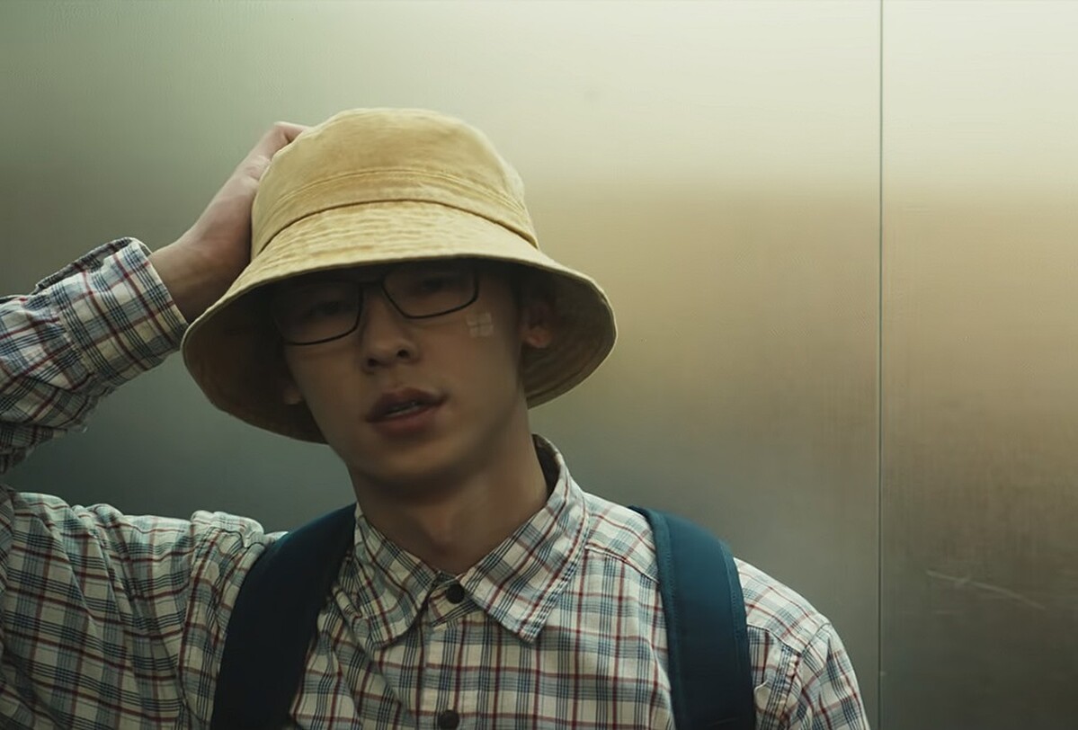 吳明翰偽裝成學生調查黃仙,卻穿得土裡土氣。