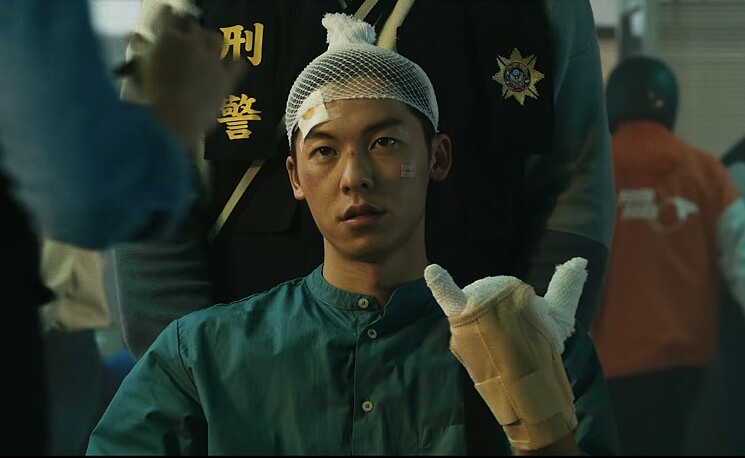 吳明翰被包得亂七八糟的模樣受封為全劇最呆造型。