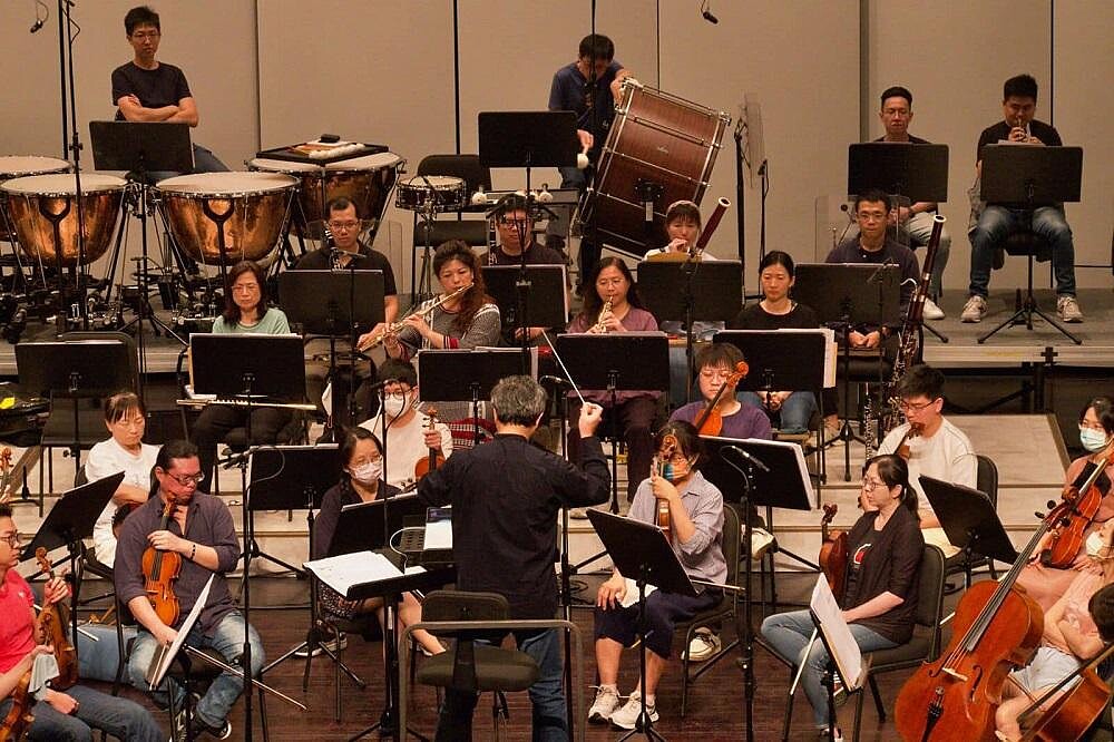 高雄市立交響樂團在「高雄大東藝術中心」演奏錄製《聽海湧》的配樂。
