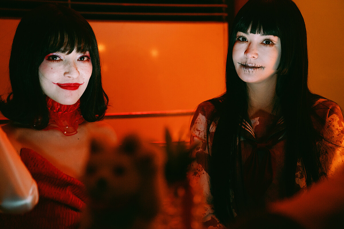 張榕容（右）和姚以緹（左）在《鬼才之道》中相愛相殺