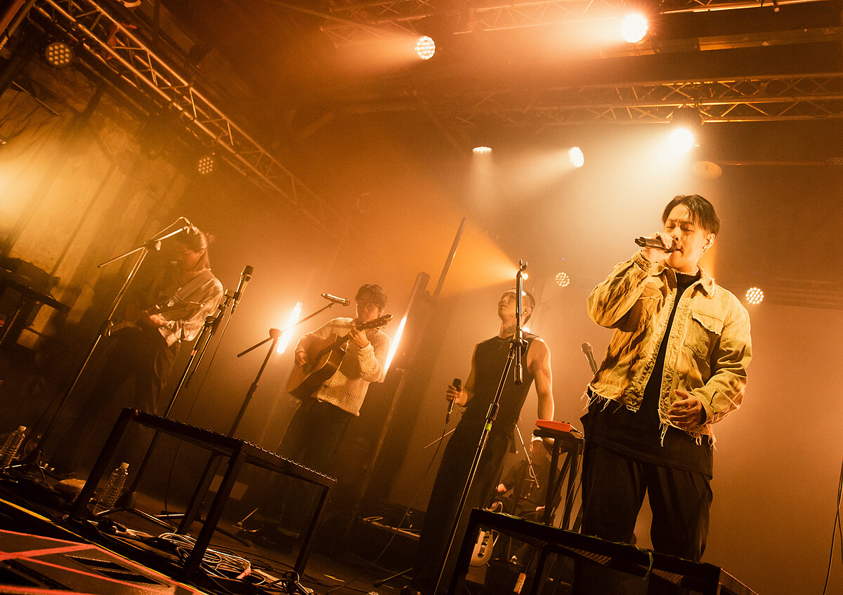 除了演唱《姿態》的歌曲外,也邀請到好友忒修斯共演