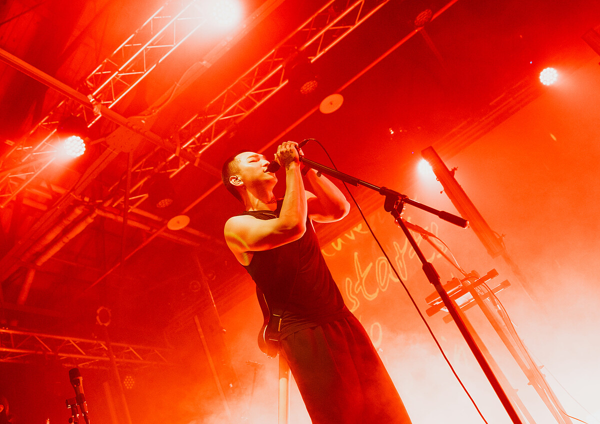 主唱維澤在台上感性說道:「謝謝見證彼此的人生!」