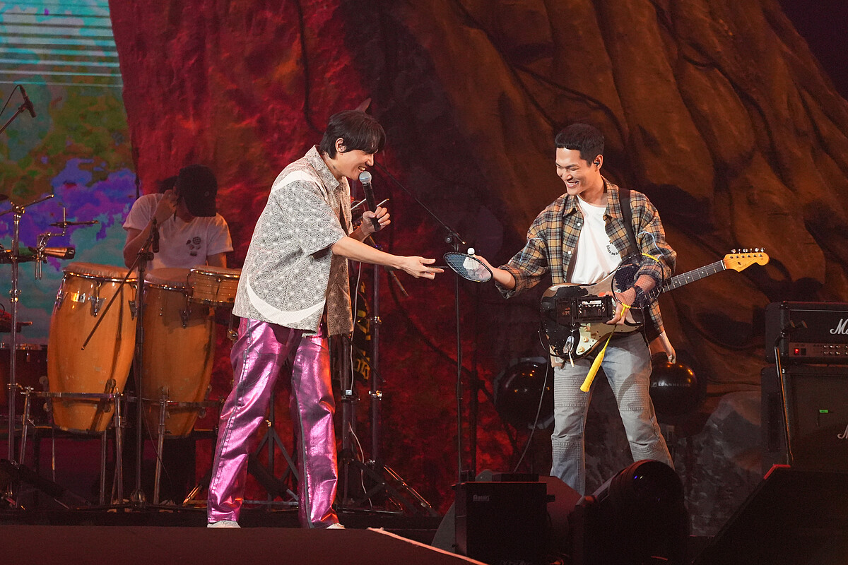 演唱到〈陪我玩〉時,宇宙人玩性大發在台上打起羽球