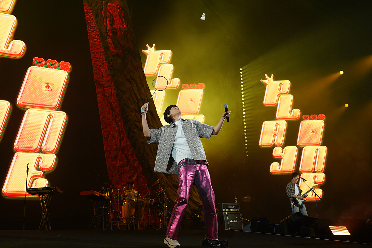 小玉將羽毛球發送給台下幸運歌迷