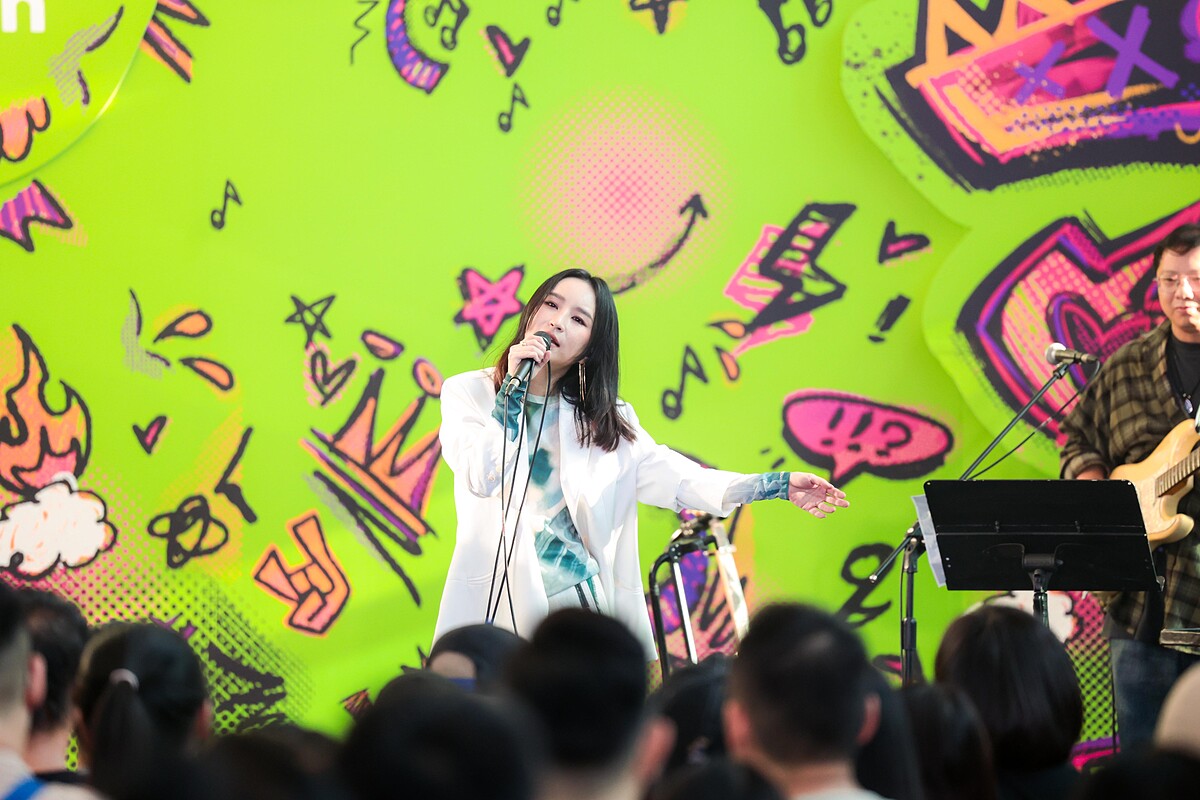 法蘭Fran陪歌迷度過豐富的午后