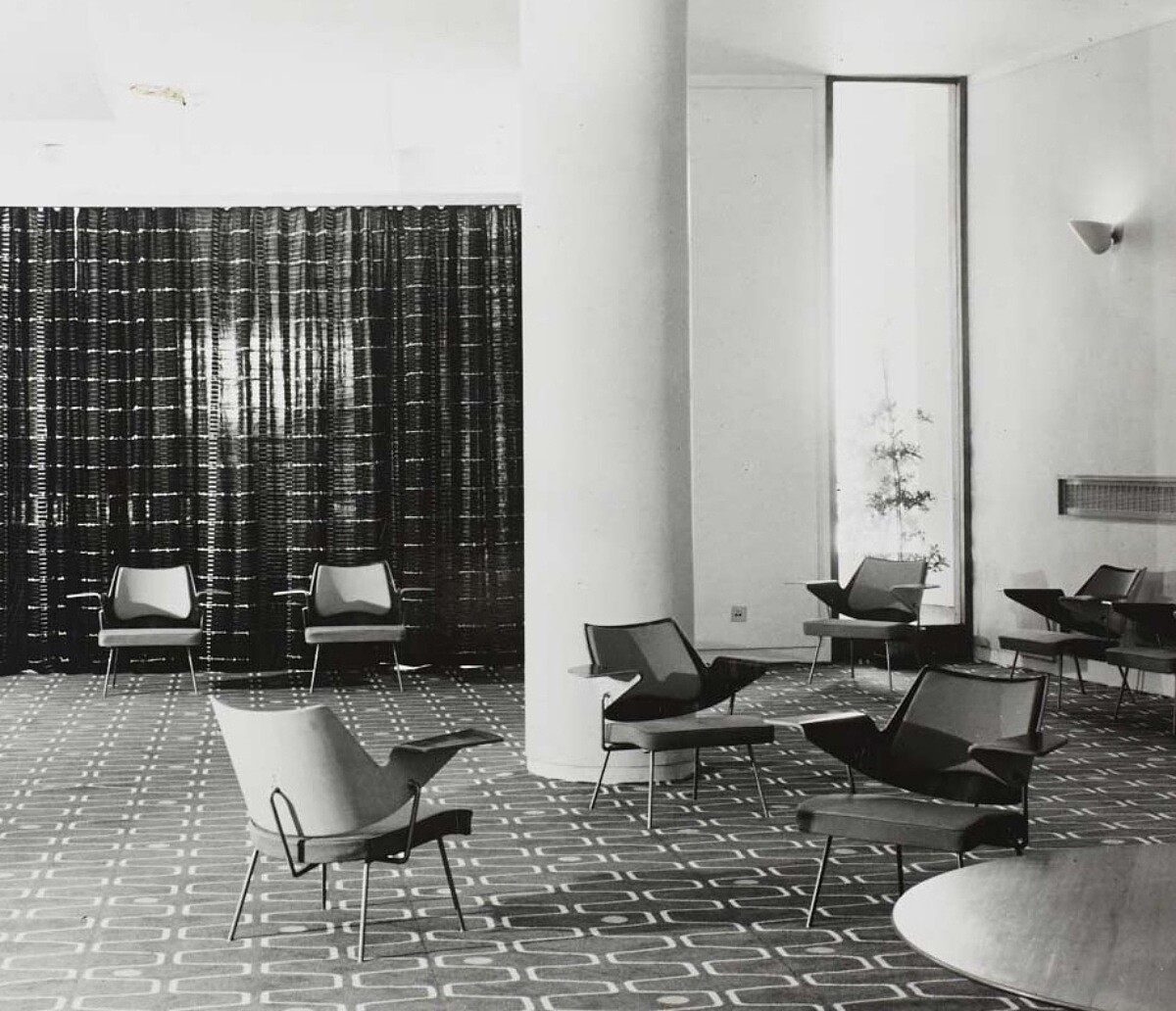 為皇家節日大廳（Royal Festival Hall）設計的休閒椅在1951年英國節上讓參觀者驚艷不已。