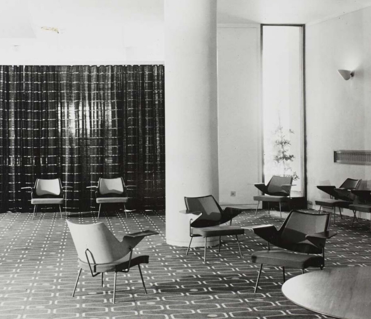 為皇家節日大廳（Royal Festival Hall）設計的休閒椅在1951年英國節上讓參觀者驚艷不已。