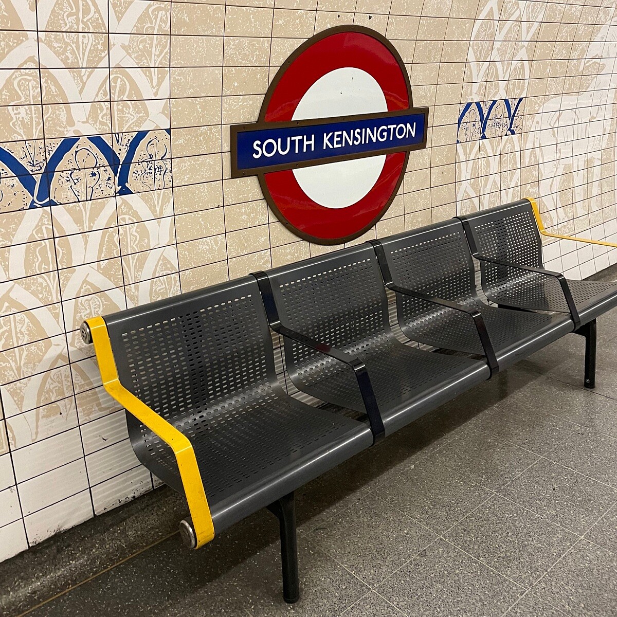 「Toro」長椅為 Robin Day 在1990年設計的作品，也是他唯一的全金屬設計，兼具舒適、優雅和耐用的特點，並被廣泛應用於倫敦地鐵上。