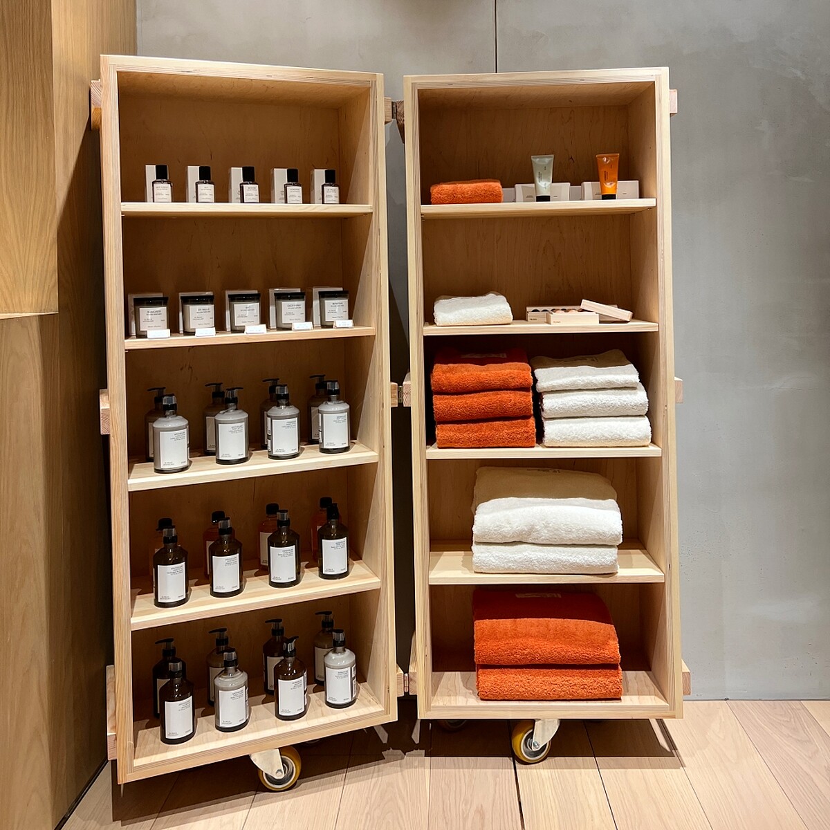 丹麥FRAMA展示木櫃。