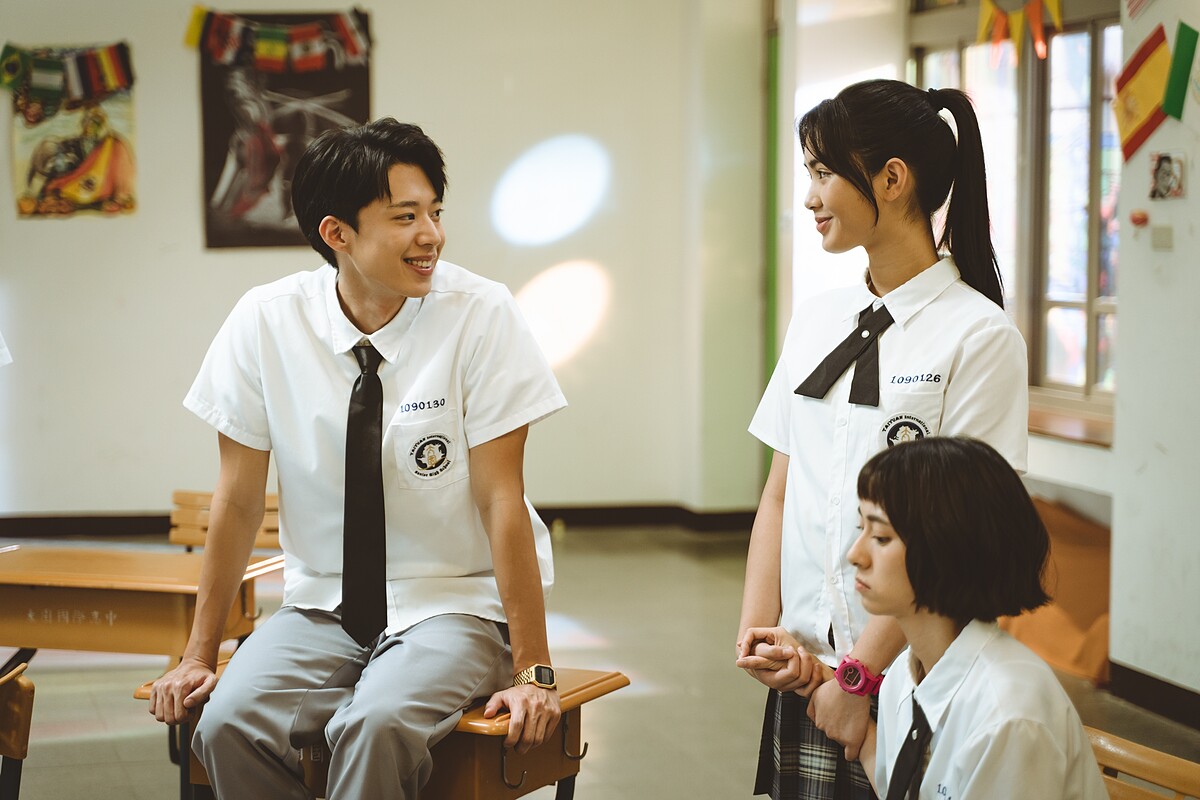 《讓我看見你是誰》雷嘉汭(後排右)暗戀黃信赫(左)