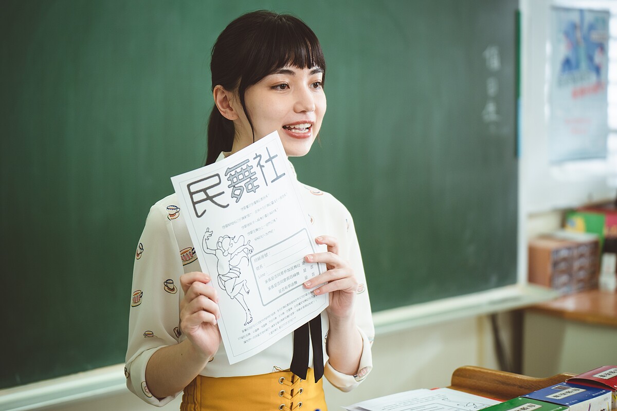 《讓我看見你是誰》黑嘉嘉飾演高中老師