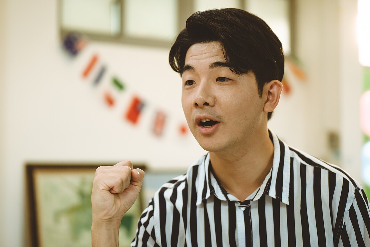 《讓我看見你是誰》胡瑋杰飾演班導