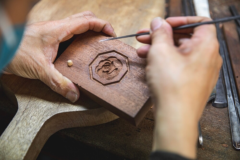 阿原攜手沅豐模具鄭永斌師傅，以台灣僅存手工刻粿印技藝，打造中秋禮盒。