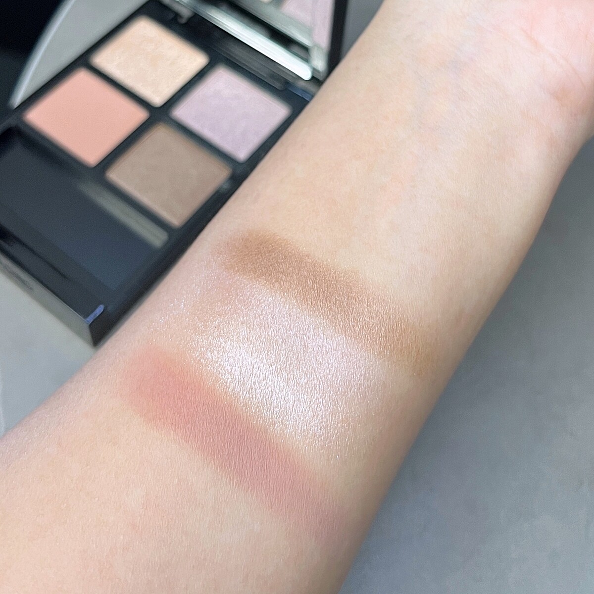 Tom Ford寂境黑漆限定版高級訂製四格眼盤#27 METEORIC手部試色。