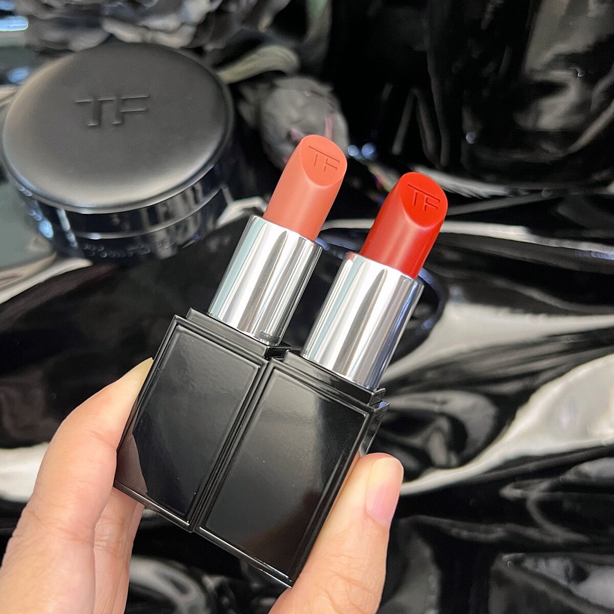 Tom Ford寂境黑漆限定版設計師微霧唇膏(左起#100 100、#16 SCARLET ROUGE) NT2,150