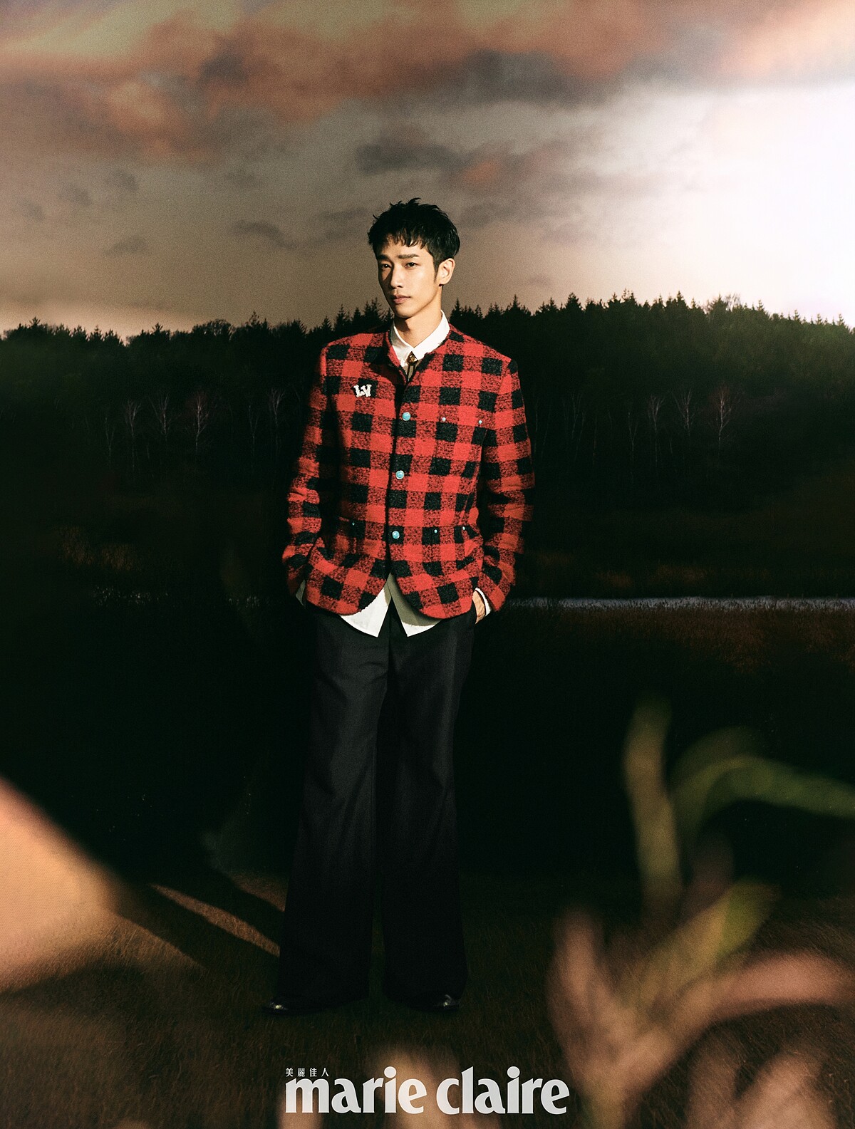 （劉以豪）紅色格紋外套、白色襯衫、鑽飾胸針、黑色西裝長褲、黑色皮鞋，all by Louis Vuitton。