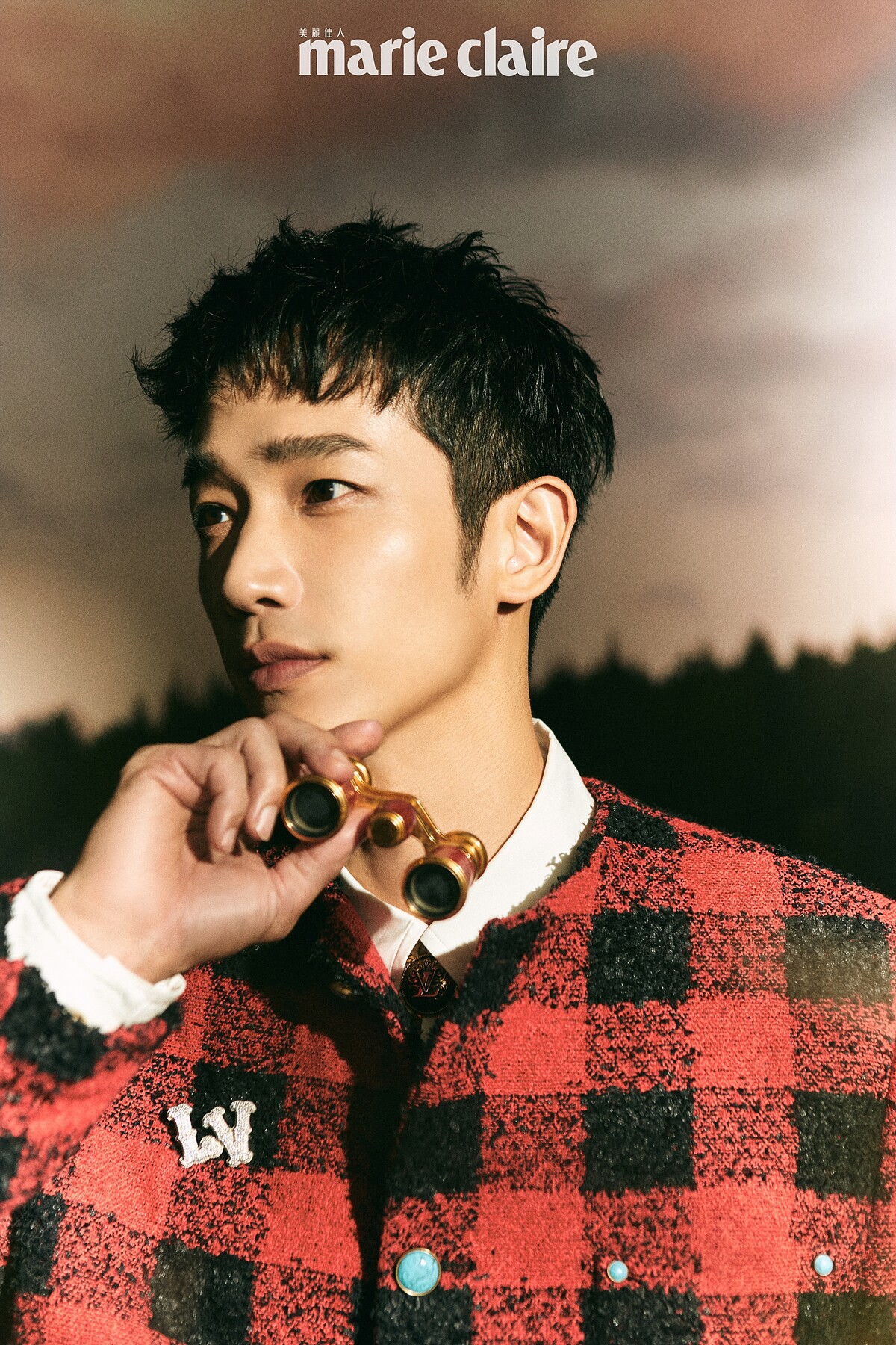（劉以豪）紅色格紋外套、白色襯衫、鑽飾胸針，all by Louis Vuitton。