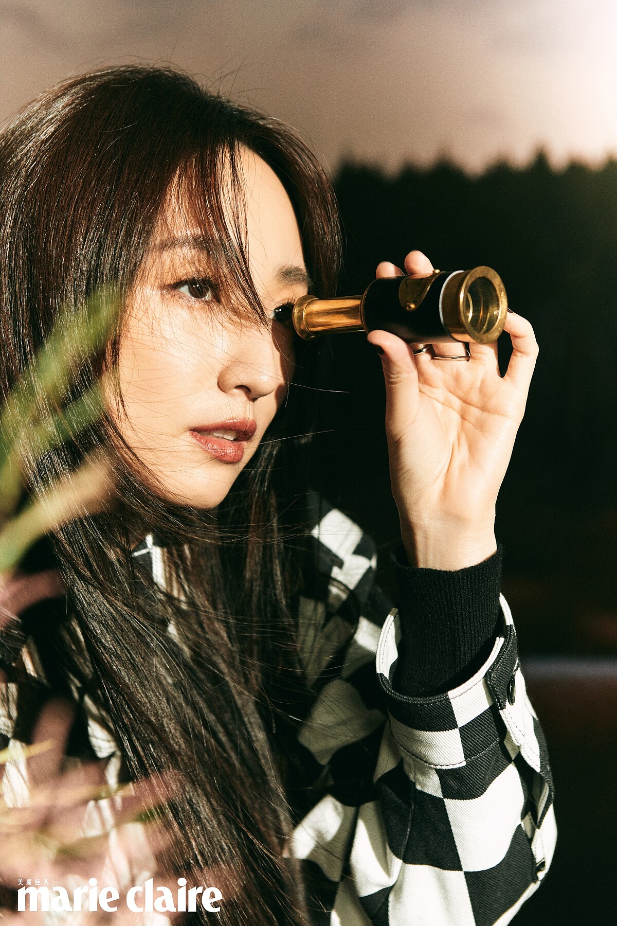 （柯佳嬿）黑白格紋外套、黑色假兩件連身洋裝，鑽飾項鍊、銀色戒指，all by Louis Vuitton。