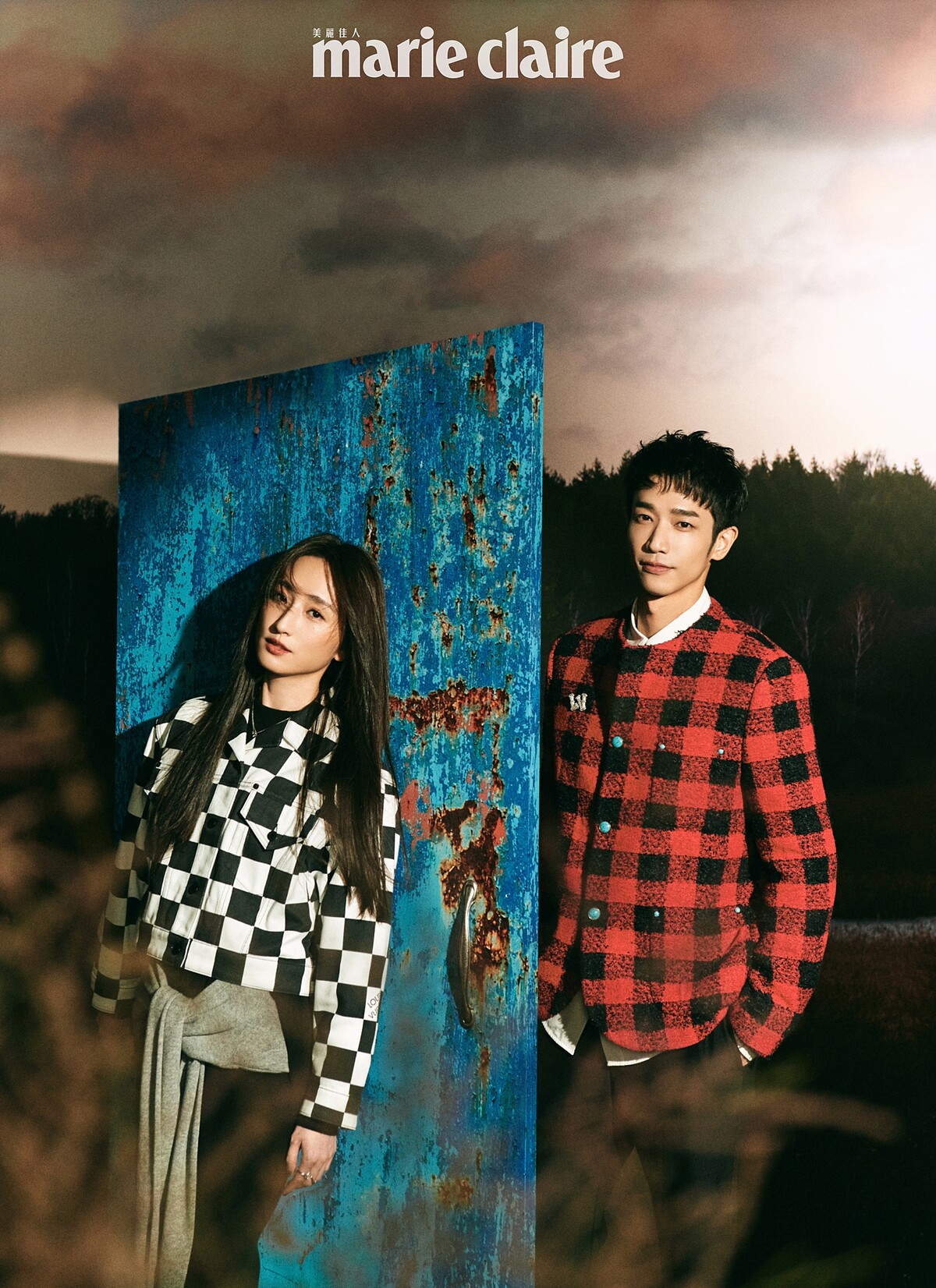 （柯佳嬿）黑白格紋外套、黑色假兩件連身洋裝，鑽飾項鍊、銀色戒指，all by Louis Vuitton。（劉以豪）紅色格紋外套、白色襯衫、鑽飾胸針、黑色西裝長褲，all by Louis Vuitton。