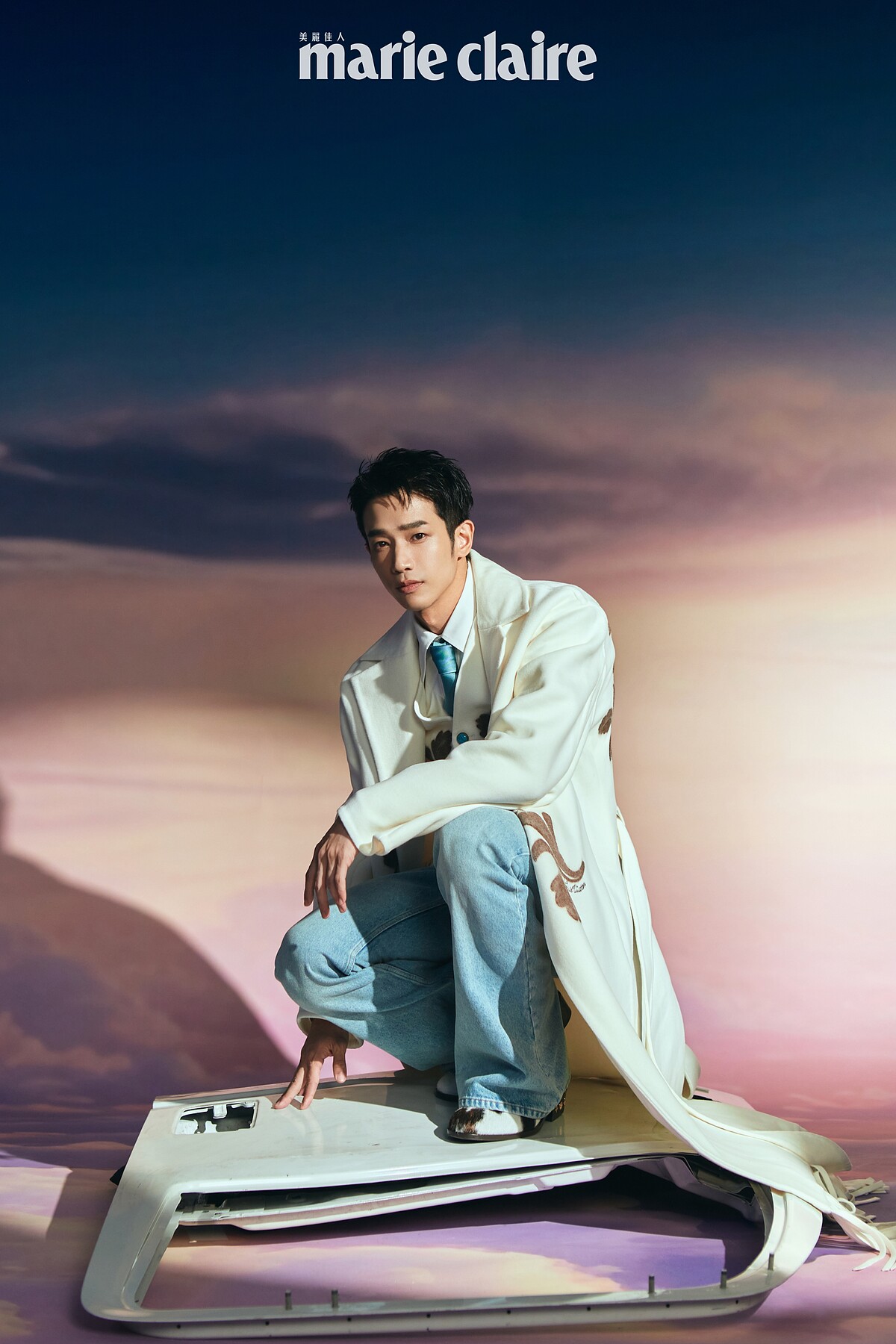 （劉以豪）白色流蘇大衣、白色西裝背心、白色襯衫、天藍色領帶、皮鞋，all by Louis Vuitton。